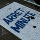 a street sign that reads arree minute on it