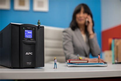 APC Smart-UPS SMC1000IC | 1000 VA / 600 W | Tower UPS | 8x IEC C13 Stopcontacten | Pure Sine Wave | AVR Spanningsregeling | LCD-scherm | SmartConnect