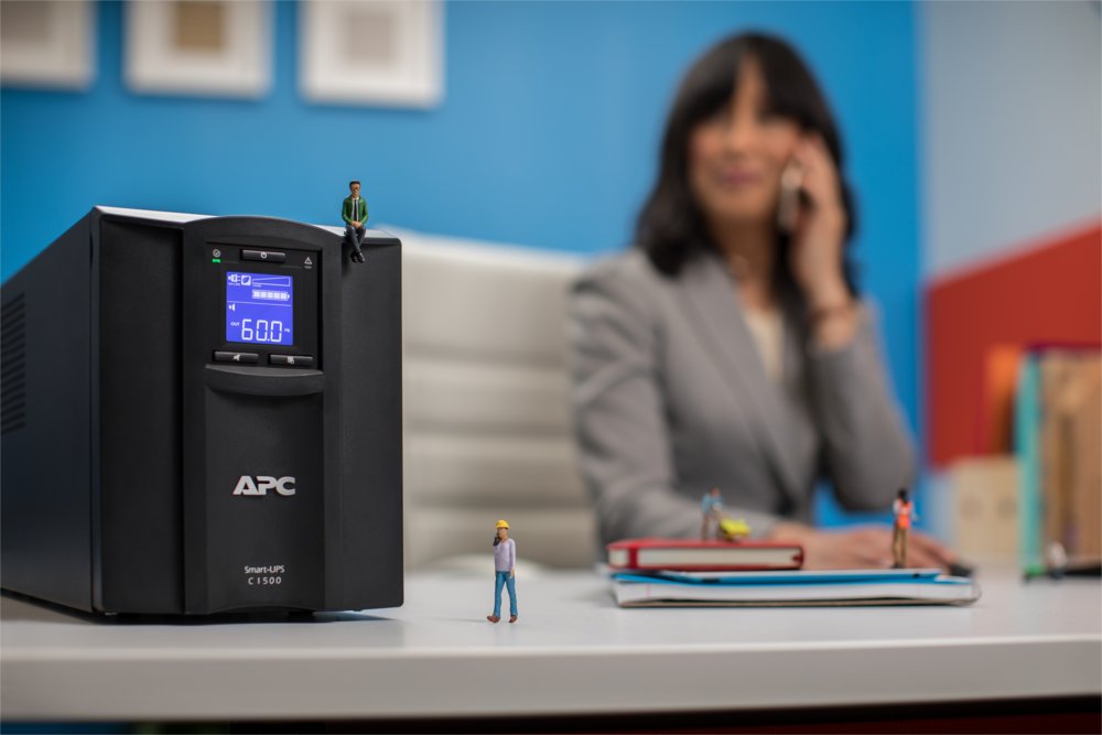 APC Smart-UPS SMC1500IC | 1500 VA / 900 W | Zuivere Sinusgolf-uitgang (netstroomkwaliteit) | 8x IEC | AVR | LCD | SmartConnect