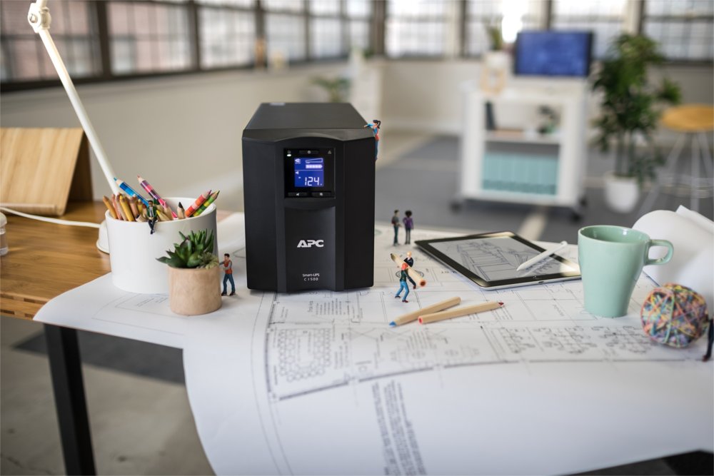 APC Smart-UPS SMC1500IC | 1500 VA / 900 W | Zuivere Sinusgolf-uitgang (netstroomkwaliteit) | 8x IEC | AVR | LCD | SmartConnect