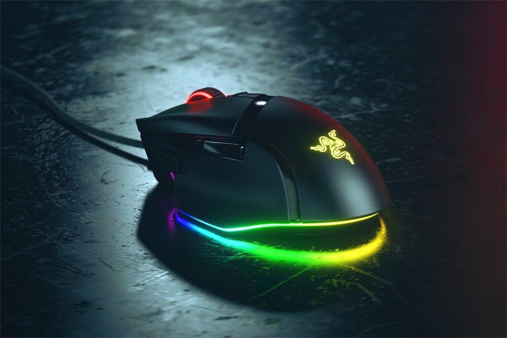 Razer Basilisk V3 | Bekabelde Gaming Muis | Rechtshandig | USB-A | 26000 DPI | Zwart - Matmuis